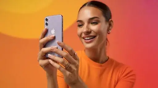 An influencer making an Instagram Story